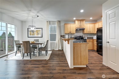 Dining with Desk Access