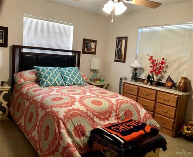 916 Palm Dr, Alamo, TX 78516 - photo 5