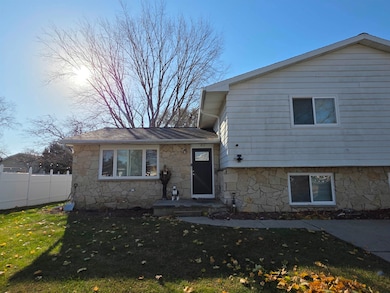 873/875 Lincoln Ave, Prairie Du Sac, WI 53578 - photo 3