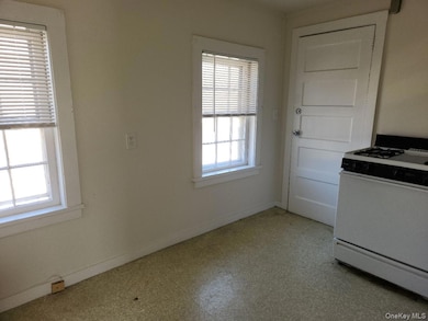 6 Willow Ave unit 3rd fl, Cornwall, NY 12518 - photo 3