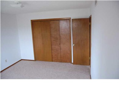 MASTER BEDROOM WITH NEW CARPAT