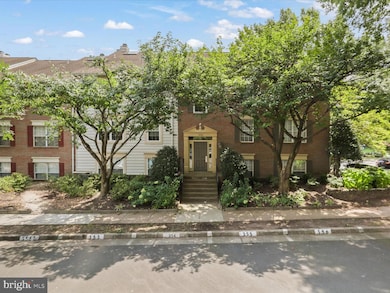 12105 Green Leaf Ct unit 201, Fairfax, VA 22033 - photo 2