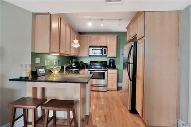 Great kitchen with eat-at bar, granite countertops