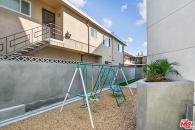 819 E La Palma Dr unit 3, Inglewood, CA 90301 - photo 3