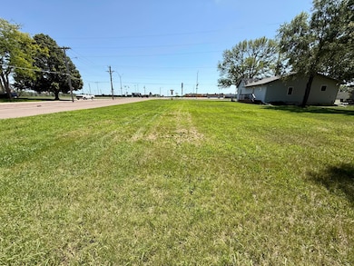 979 4th St NE, Huron, SD 57350 - photo 5