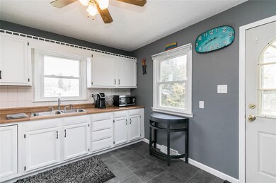 2331 18th St SW, Cedar Rapids, IA 52404 - photo 5