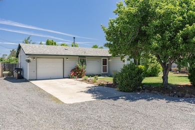 2152 SW 25th St, Redmond, OR 97756 - photo 2