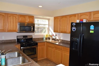 1077 Foxboro unit 26, Troy, MI 48083 - photo 6