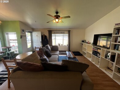 621 Dufur Ave, Maupin, OR 97037 - photo 6