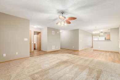 Open floorplan living space & kitchen