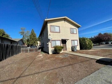 332 NE 9th St unit A & B, Grants Pass, OR 97526 - photo 3