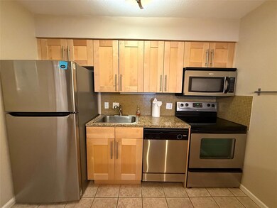 Kitchen with stainless steel appliances, backspla
