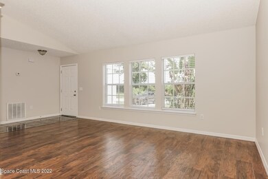 002-photo-living-room-11396235