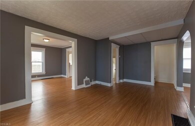 Gorgeous laminate wood flooring (new 2018) is also
