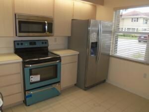 27 Clinton Ct unit D, Royal Palm Beach, FL 33411 - photo 2