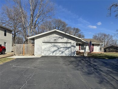 5323 Mcanany Dr, Shawnee, KS 66203 - photo 2