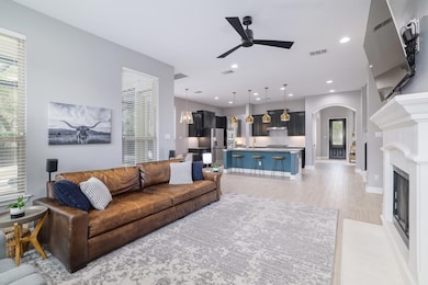 Living area featuring arched walkways, a ceiling 