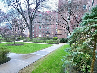 Courtyard Manor unit 3L, New Rochelle, NY 10805 - photo 6