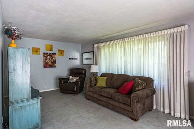 1511 Parklane Dr, Bettendorf, IA 52722 - photo 2