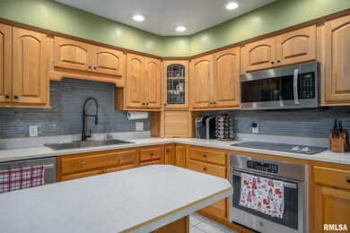 6731 Wilkes Ave, Davenport, IA 52806 - photo 3