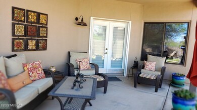 OUTDOOR LIVING ROOM