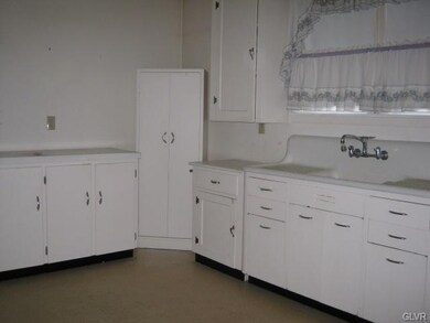 230 East St, Coaldale, PA 18218 - photo 2