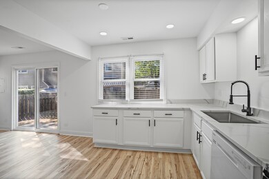 822 Texas Ct, Carol Stream, IL 60188 - photo 6