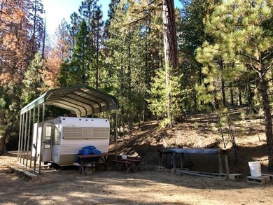 RV sleeps up to 4 people. Sink, refrigerator, stov