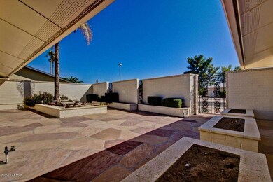 104th - Courtyard Planters