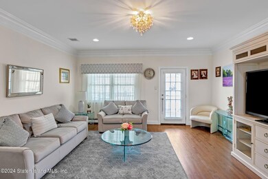 15_Dovetree_Ln_Staten_Island_NY_10314_US