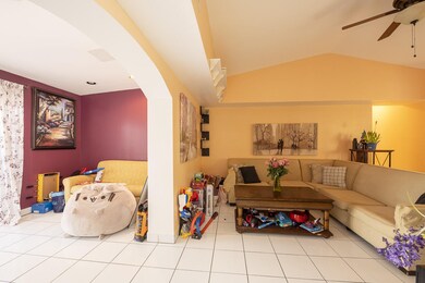 Living Room/Sunroom