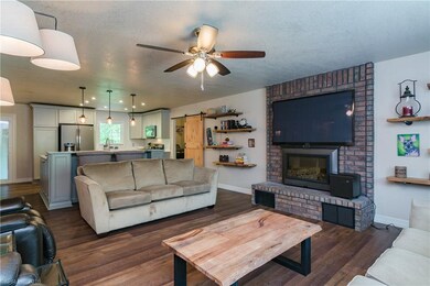 137 Mayfair Dr, Bella Vista, AR 72715 - photo 2