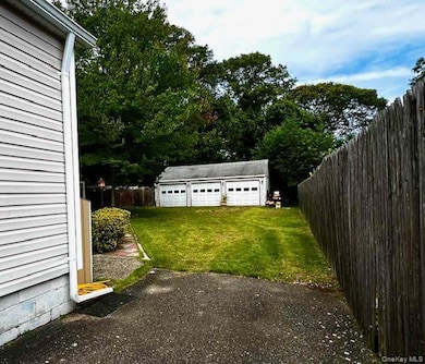 31 Champlin St, Ronkonkoma, NY 11779 - photo 3