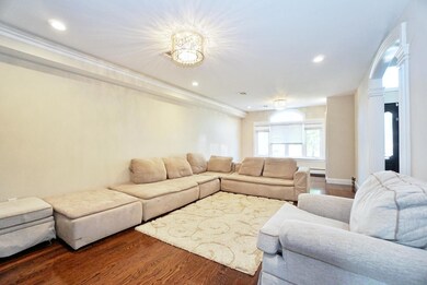 (5) LIVING ROOM
