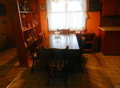 Serve guests and enjoy dinner in this wonderful ea