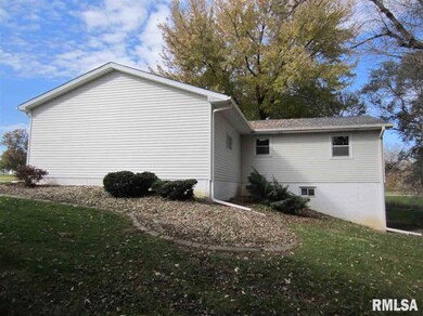 3823 N Elmwood Ave, Davenport, IA 52806 - photo 2