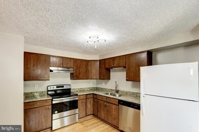 9408 Lost Trail Way, Potomac, MD 20854 - photo 4