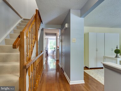 8655 Bent Arrow Ct, Springfield, VA 22153 - photo 2