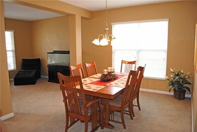 Formal dining with columns