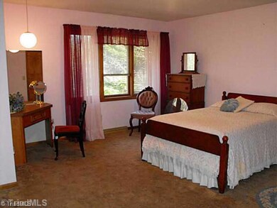 5602 Fallingbrooks Dr, Greensboro, NC 27407 - photo 5