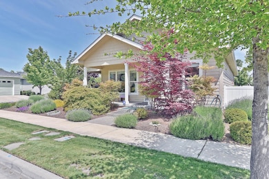 732 Golden Peak Dr, Central Point, OR 97502 - photo 2