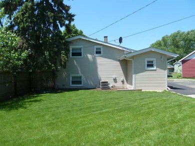 1117 Denver Dr, Carpentersville, IL 60110 - photo 3