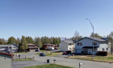 Cul-de-sac location with mountain views!