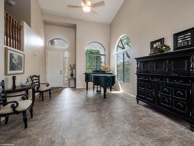Large living room w/vaulted ceilings