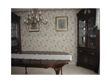 Dining Room. Dining Room with double windows. Neut