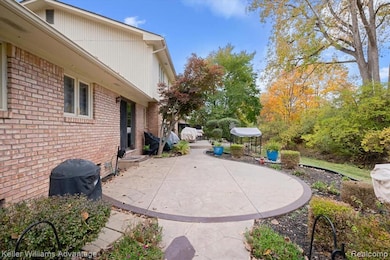 23500 Coventry Woods Ln, Southfield, MI 48034 - photo 3