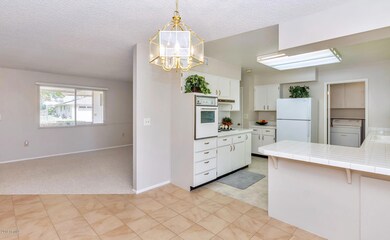 10417 W Kingswood Cir-large-007-004-Kitc