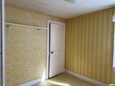 811 Pershing Blvd, Clinton, IA 52732 - photo 2