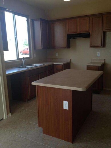 TR 9 kitchen 2.jpg