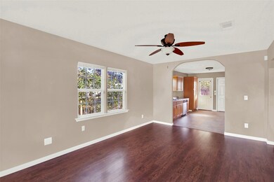 313 S Durant St, Alvin, TX 77511 - photo 2